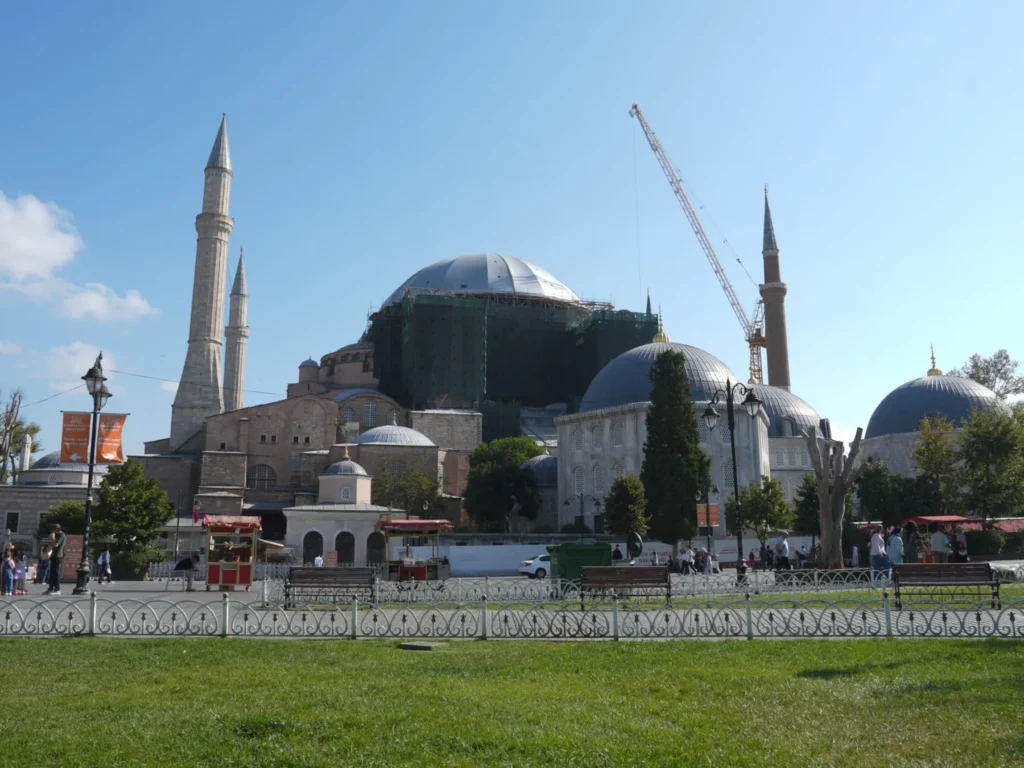 Ayasofya’da Restorasyonun 3 Etabı Tamamlandı: Kubbe ve Minarelerde Çalışmalar Sürüyor Ayasofya restorasyon çalışmaları