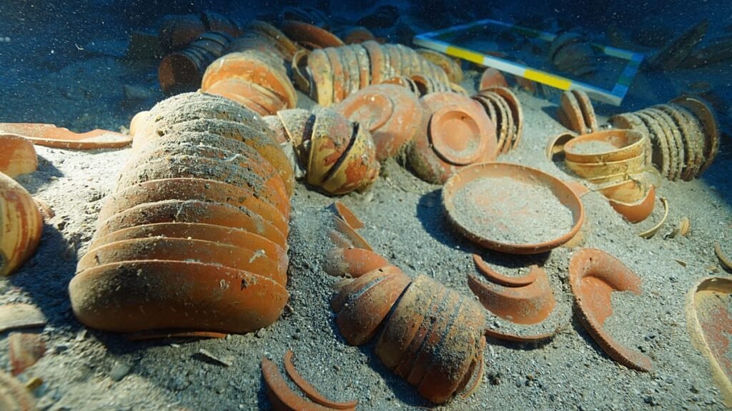 Akdeniz'de bulunan 2100 yıllık seramik sofra takımları